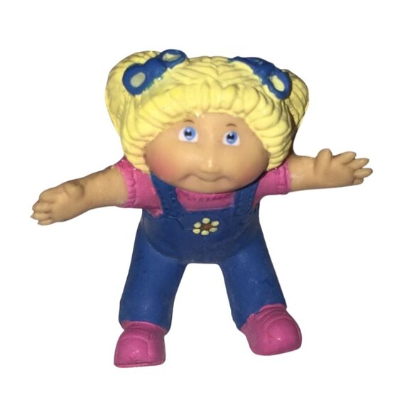 Cabbage Patch Kids Vintage 1984 Figurine Sitting Girl in Overalls w Arms Out - Picture 5 of 7